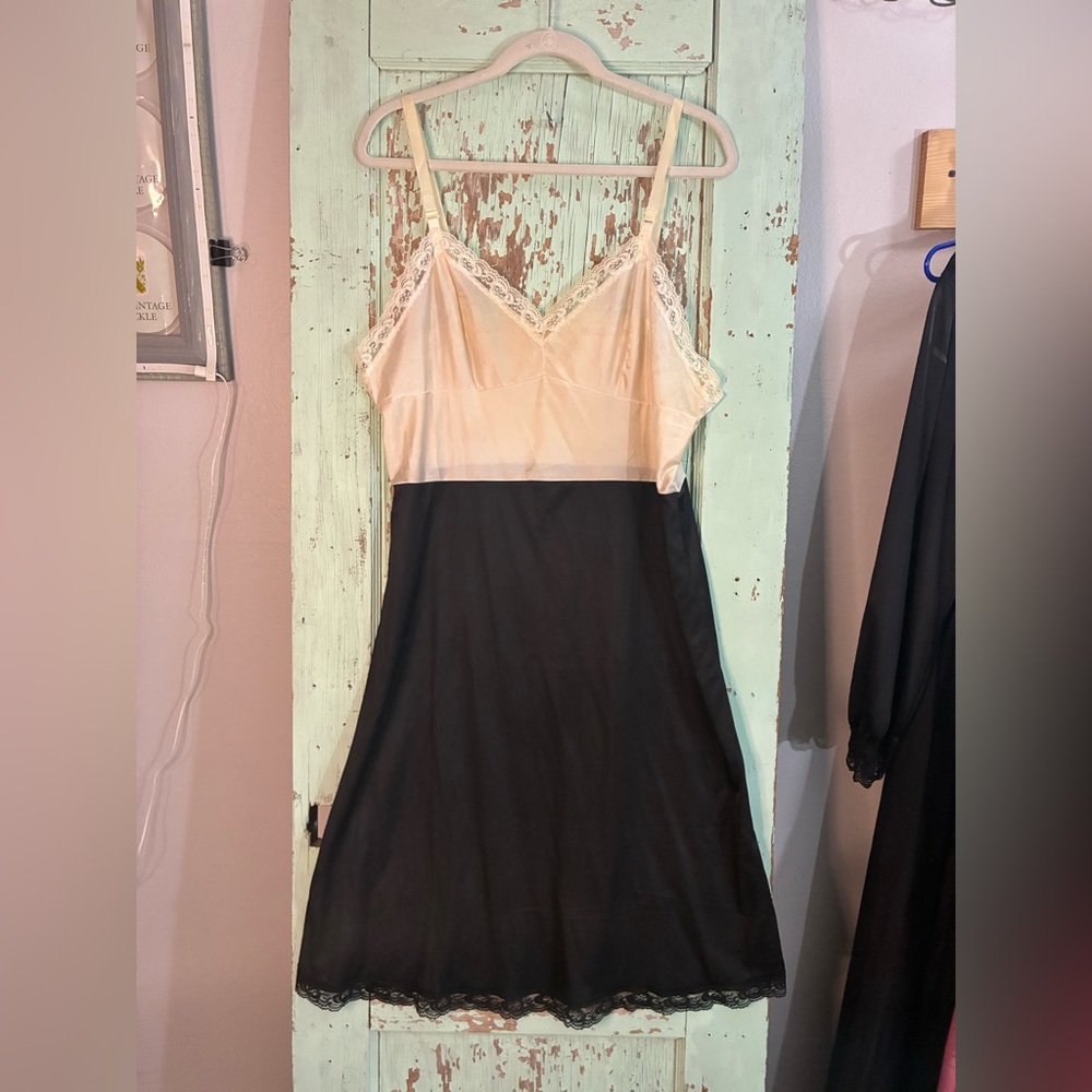 Elegant VTG tan and Black Lace Trim Slip Dress
